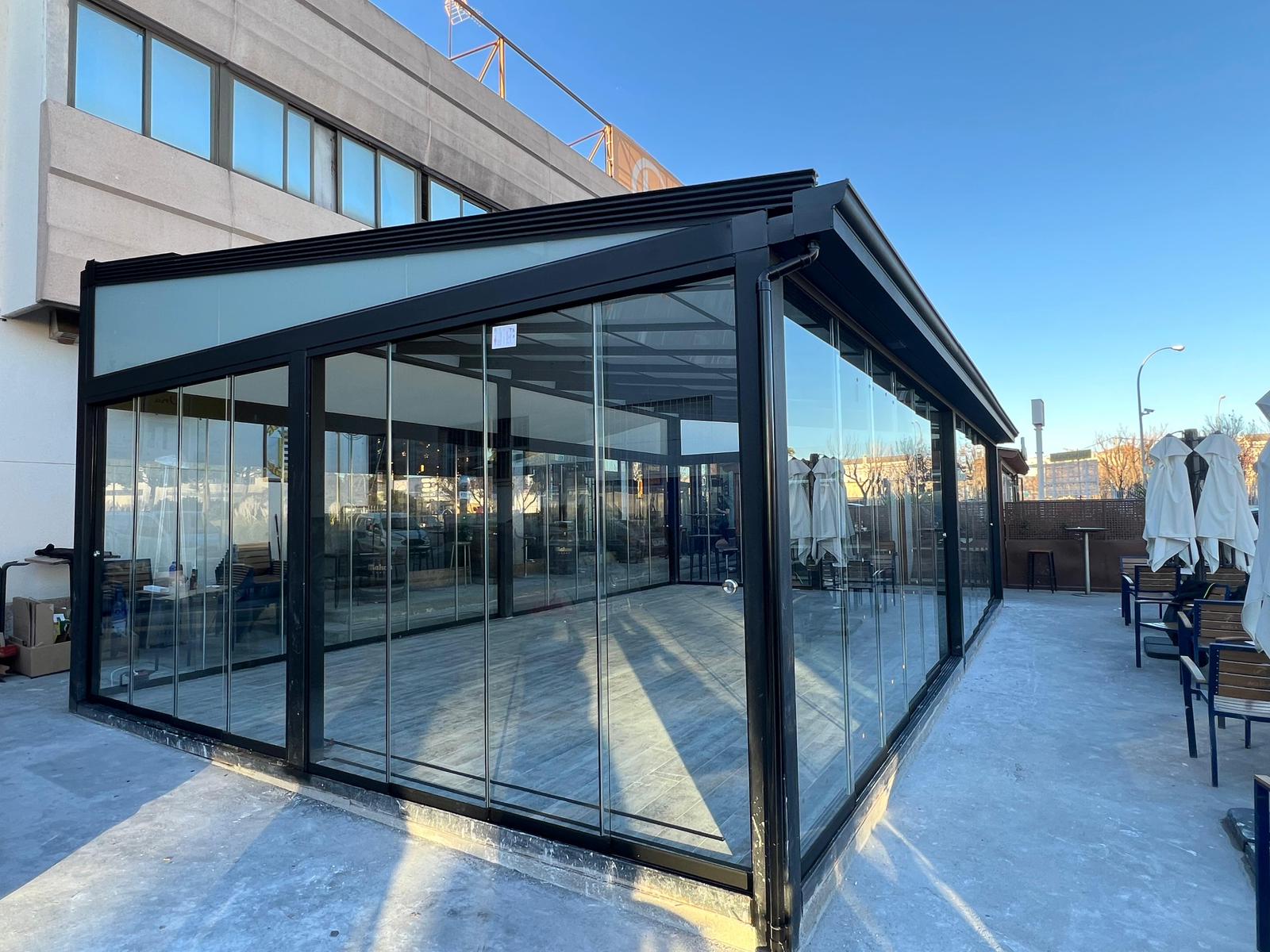 Cerramiento de cristal en terraza de hostelería en Madrid